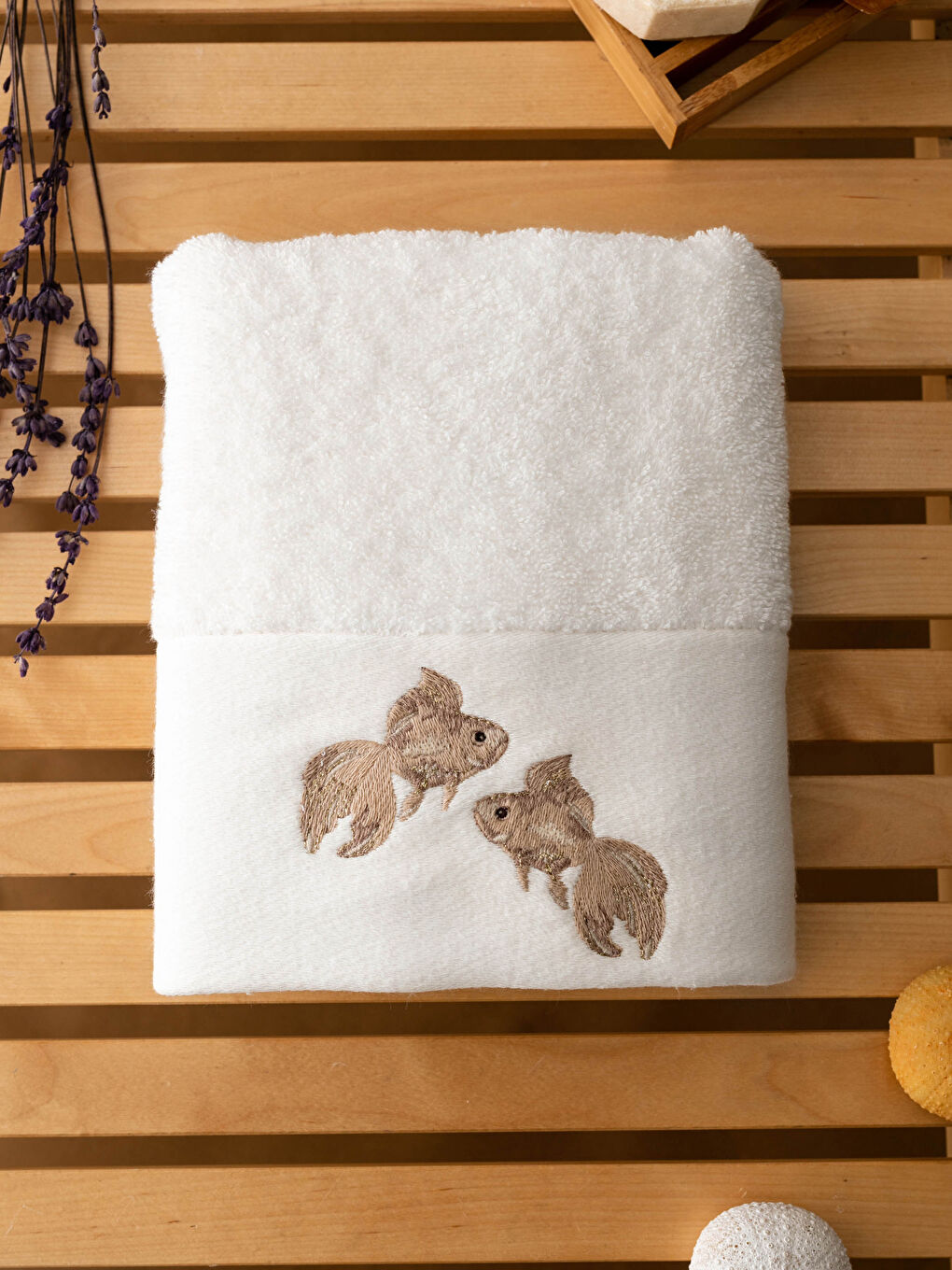 Ekru Balık Nakışlı Yüz Havlusu 50x80 cm