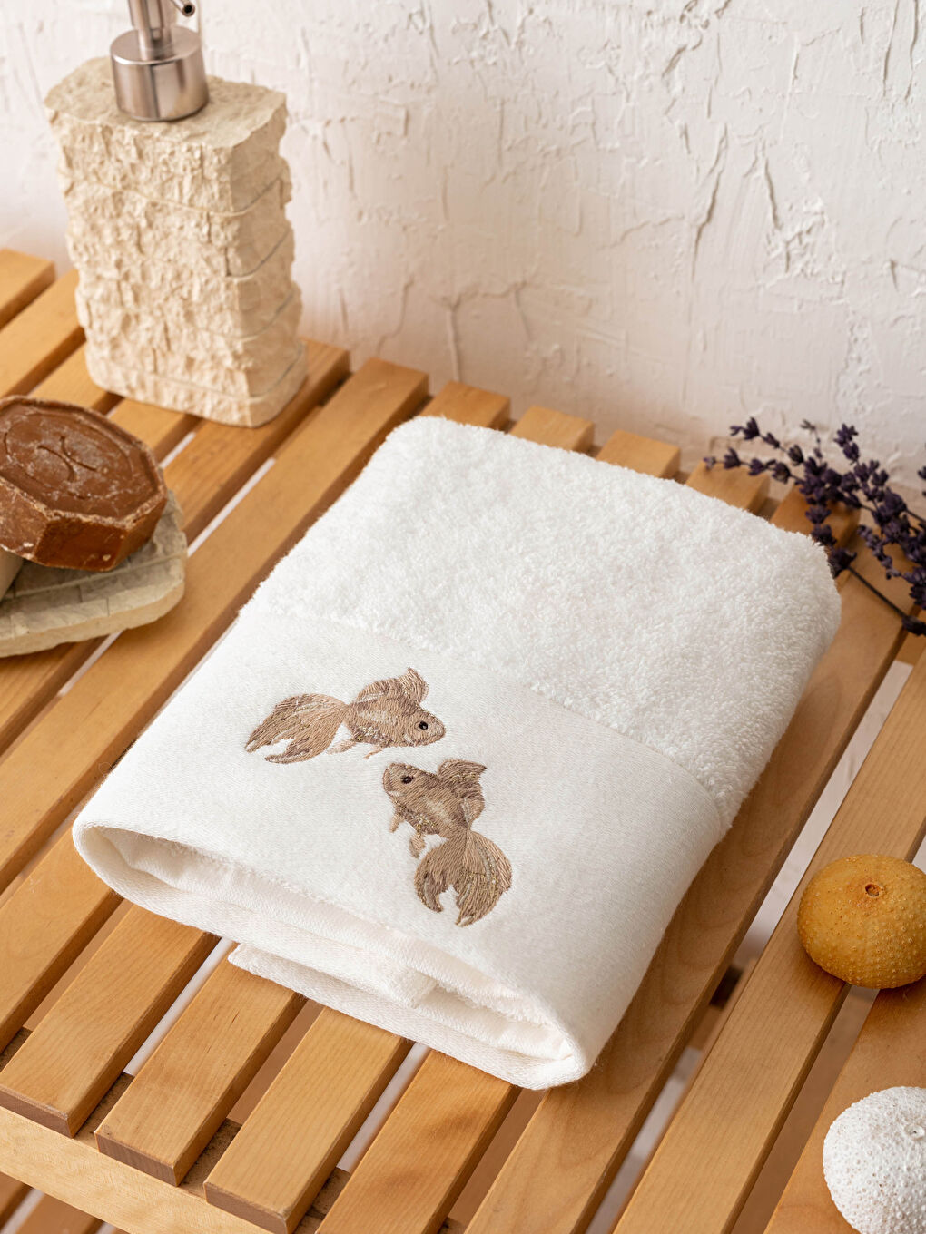 Ekru Balık Nakışlı Yüz Havlusu 50x80 cm-1