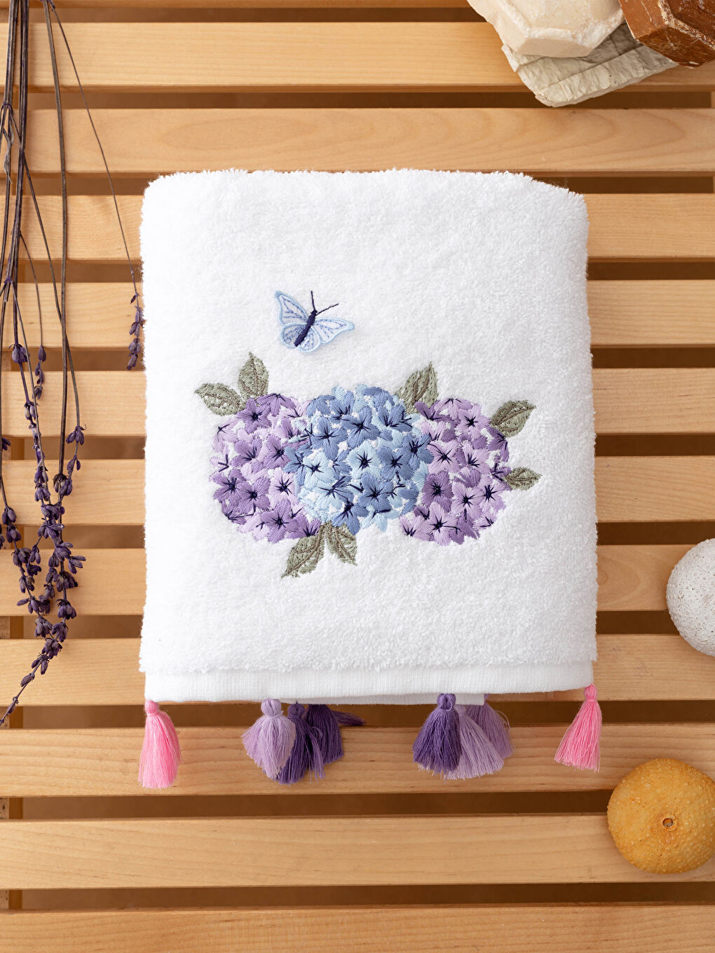 Beyaz Çiçek Nakışlı Püsküllü Yüz Havlusu