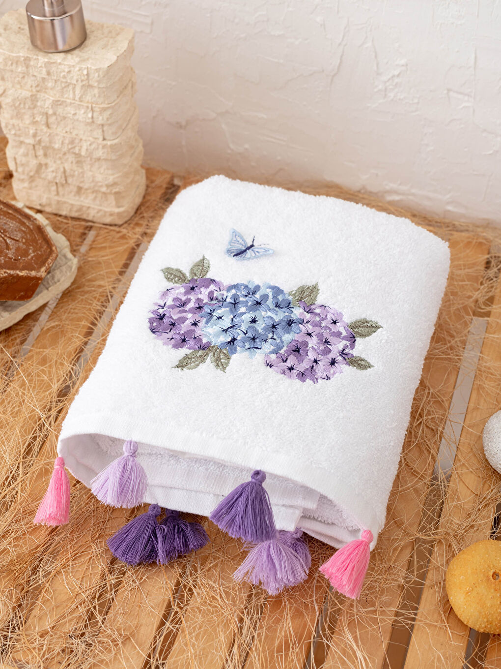 Beyaz Çiçek Nakışlı Püsküllü Yüz Havlusu-1