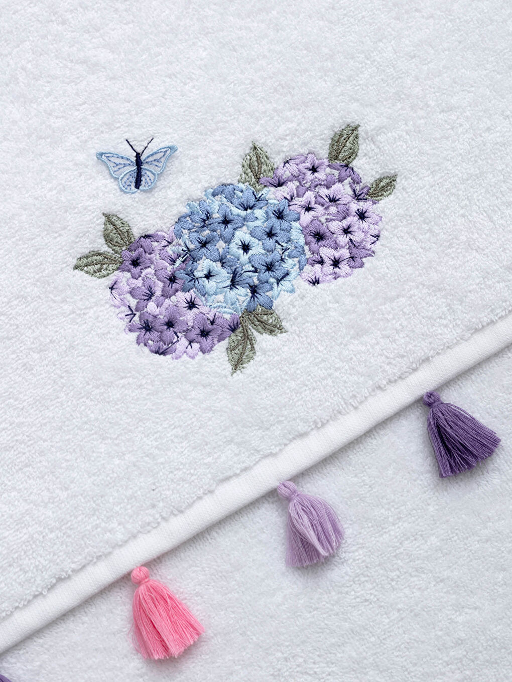 Beyaz Çiçek Nakışlı Püsküllü Yüz Havlusu-3