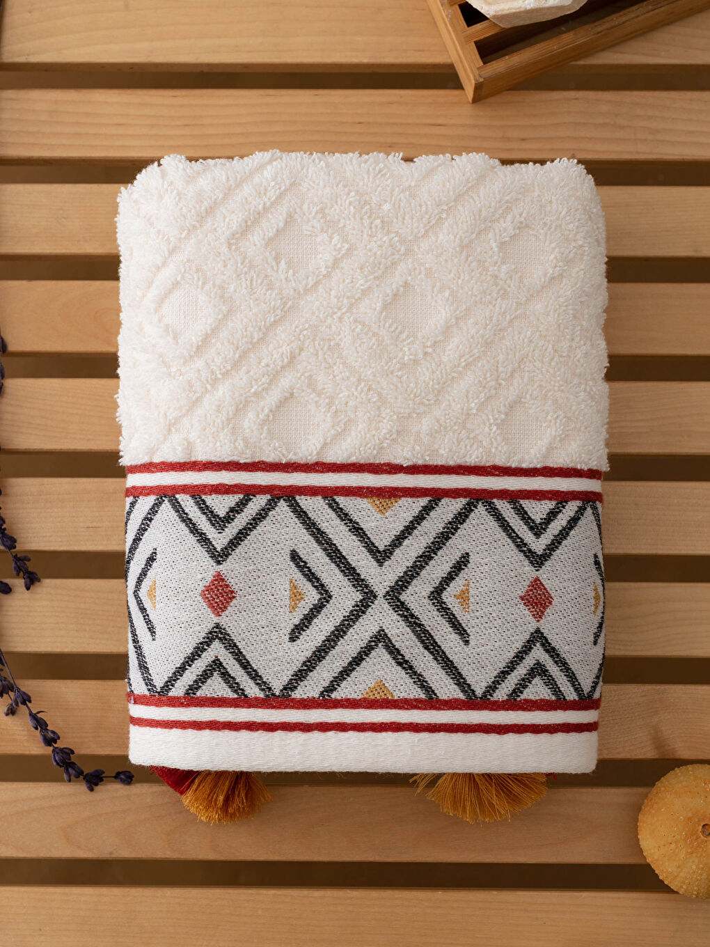 Ekru Nakış Detaylı Jakarlı Yüz Havlusu 50x80 cm