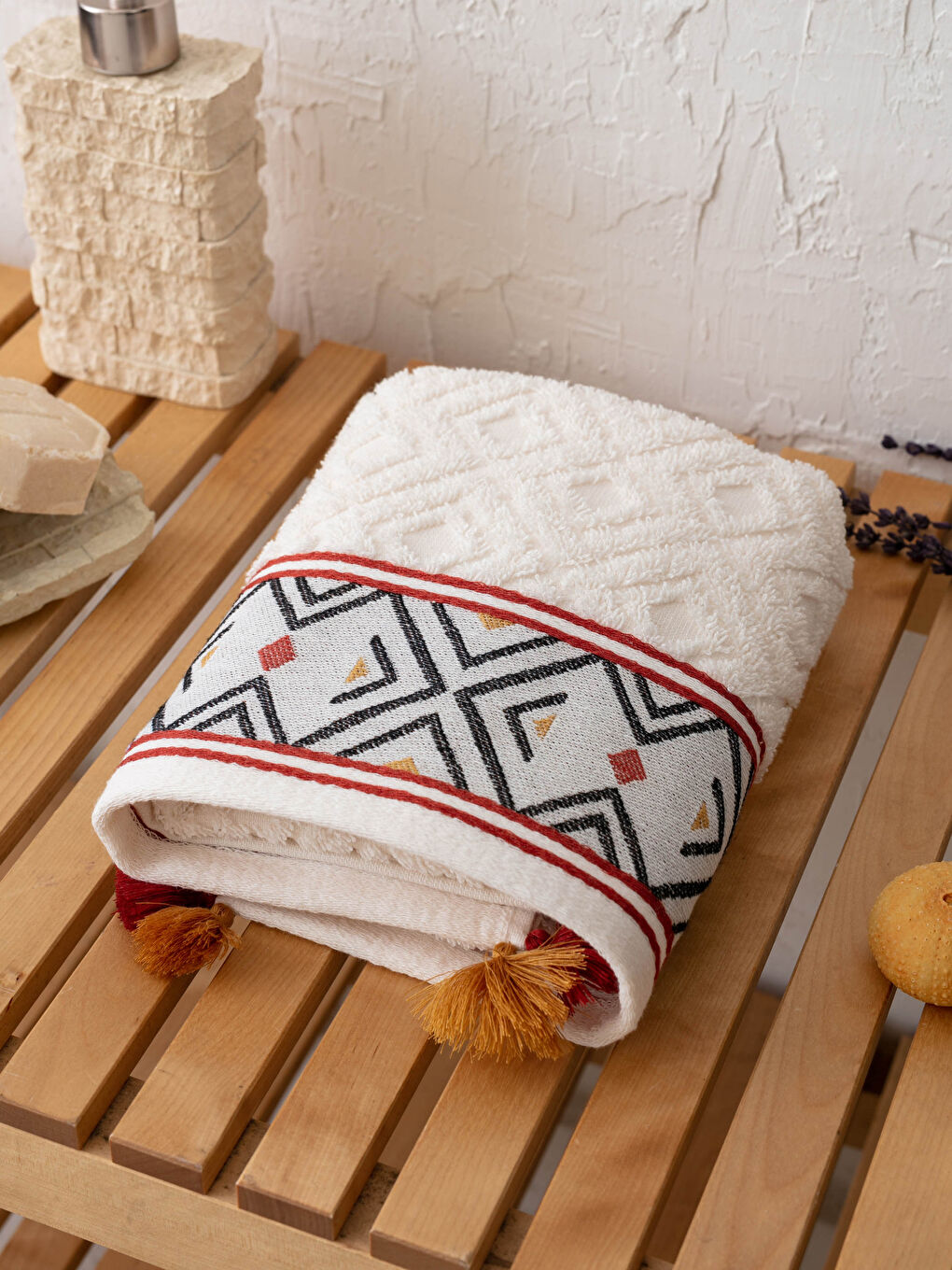 Ekru Nakış Detaylı Jakarlı Yüz Havlusu 50x80 cm-1