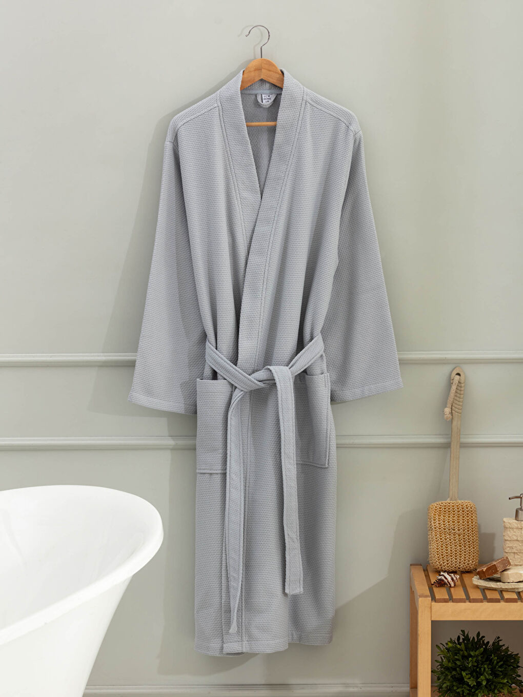 روب حمام طويل بياقة شال للرجال