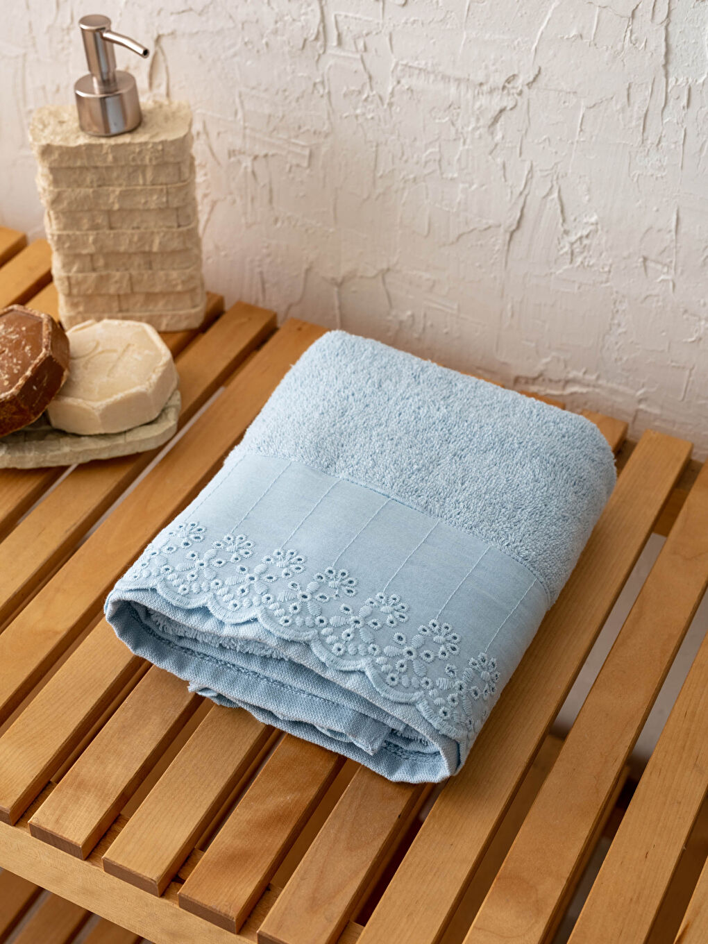 Mavi Dantel Detaylı Yüz Havlusu  50x80 cm-1