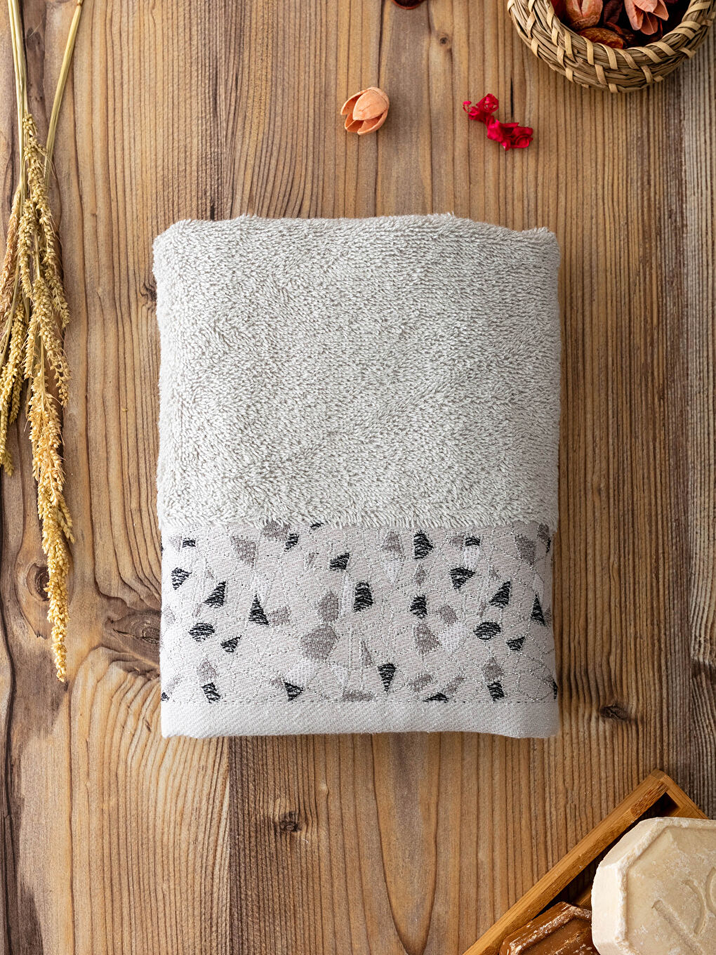 Gri Renkli Nakış Detaylı Yüz Havlusu 50x80 cm