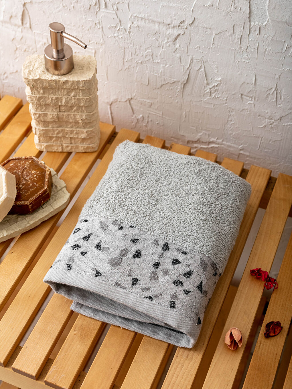 Gri Renkli Nakış Detaylı Yüz Havlusu 50x80 cm-1