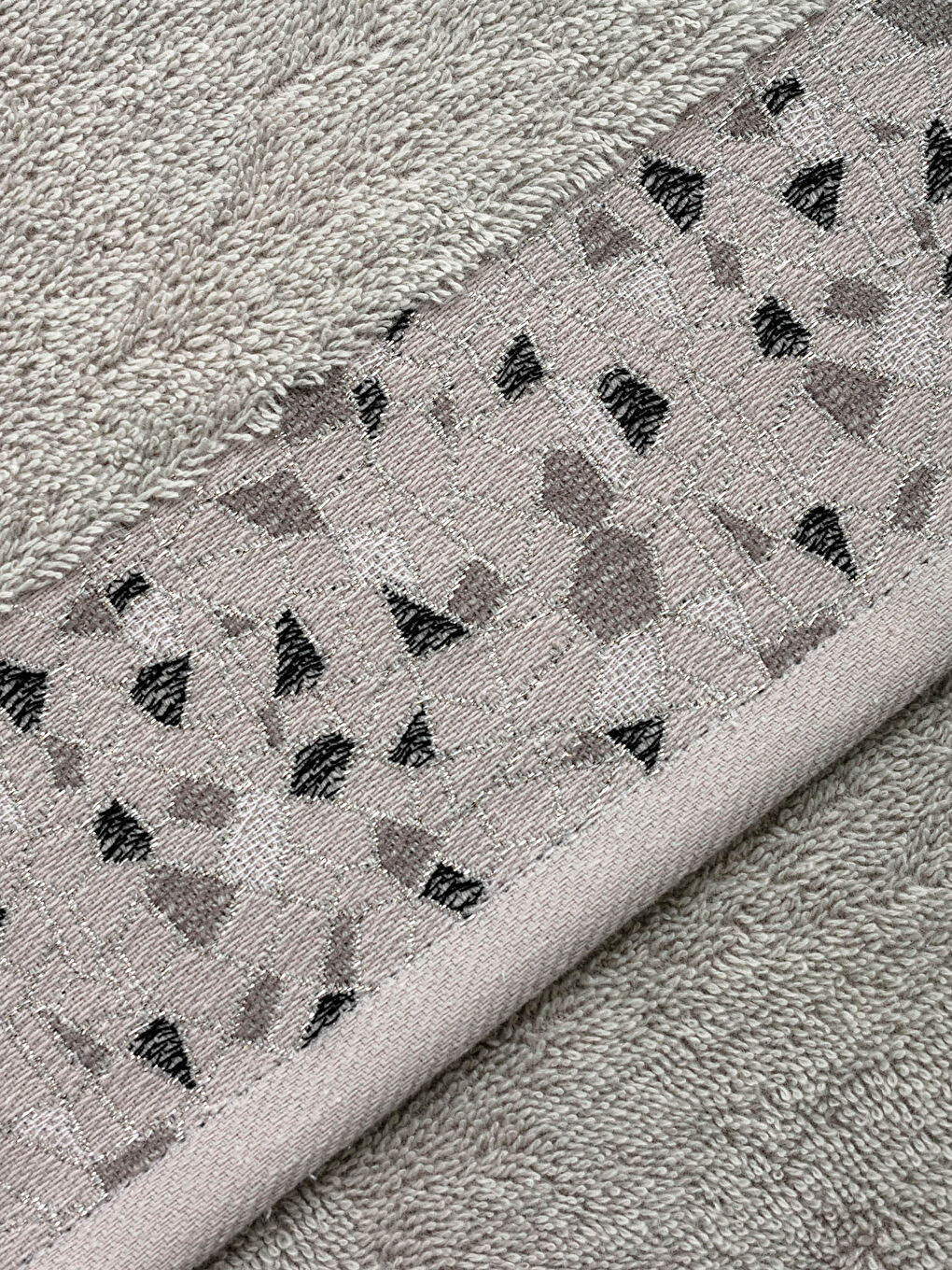 Gri Renkli Nakış Detaylı Yüz Havlusu 50x80 cm-3