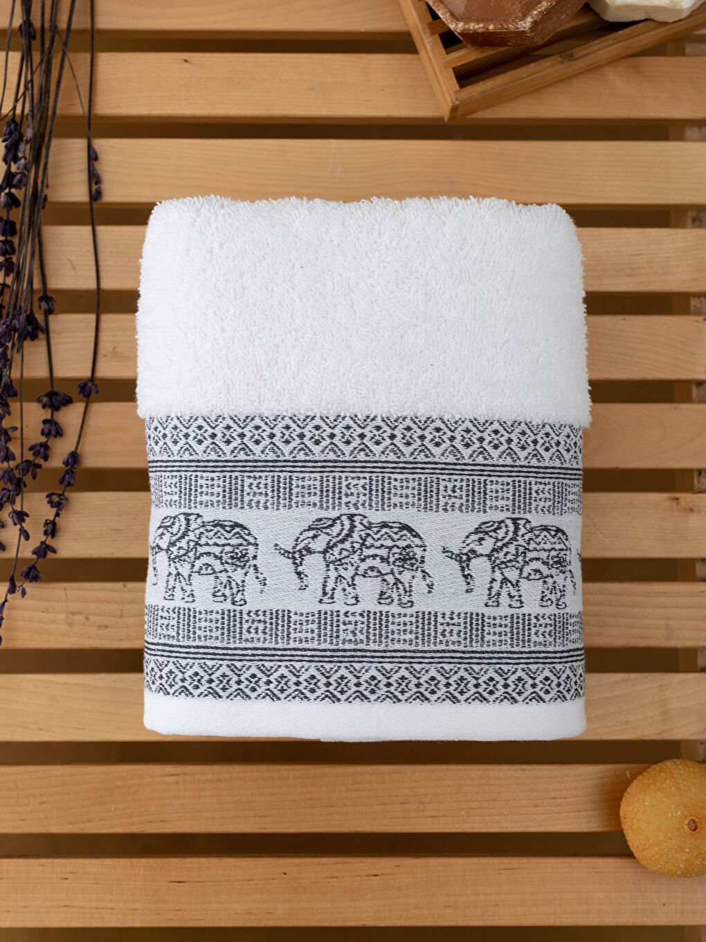 Beyaz Nakış Detaylı Jakarlı Yüz Havlusu 50x80 cm