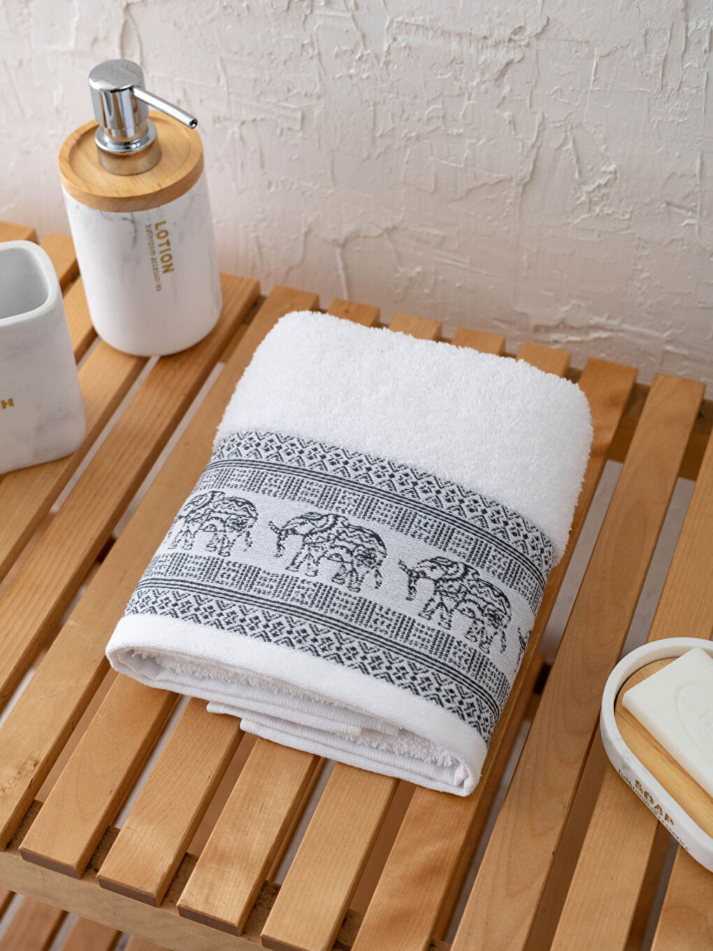 Beyaz Nakış Detaylı Jakarlı Yüz Havlusu 50x80 cm-1