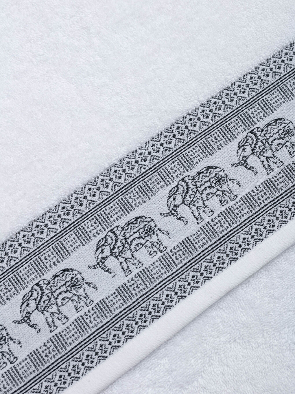 Beyaz Nakış Detaylı Jakarlı Yüz Havlusu 50x80 cm-3