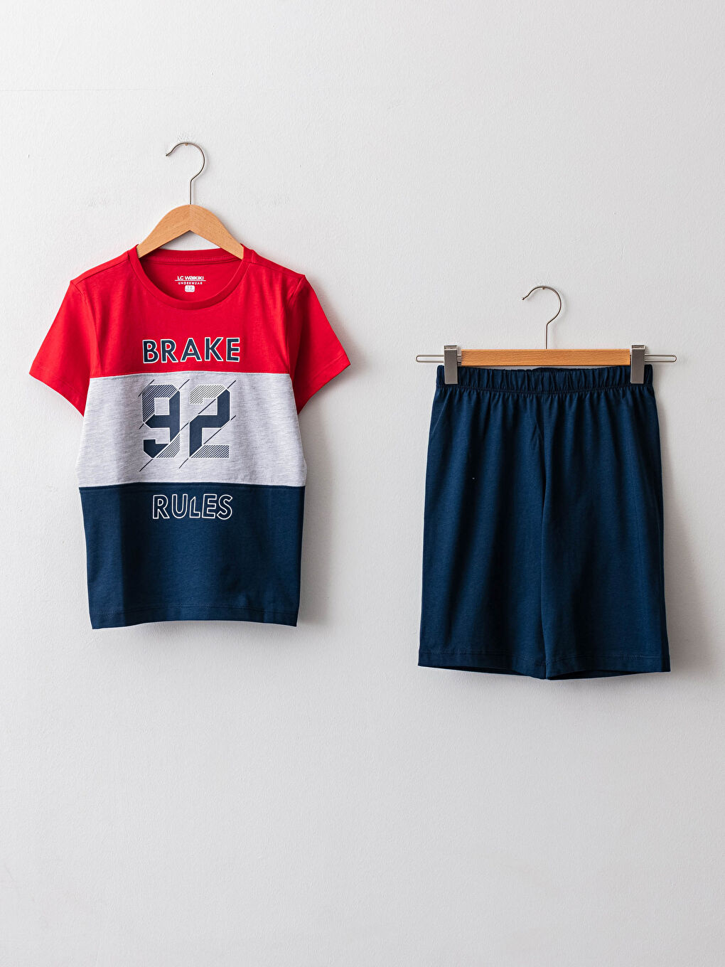 طقم بيجامة للأولاد بياقة دائرية وكم قصير مطبوع