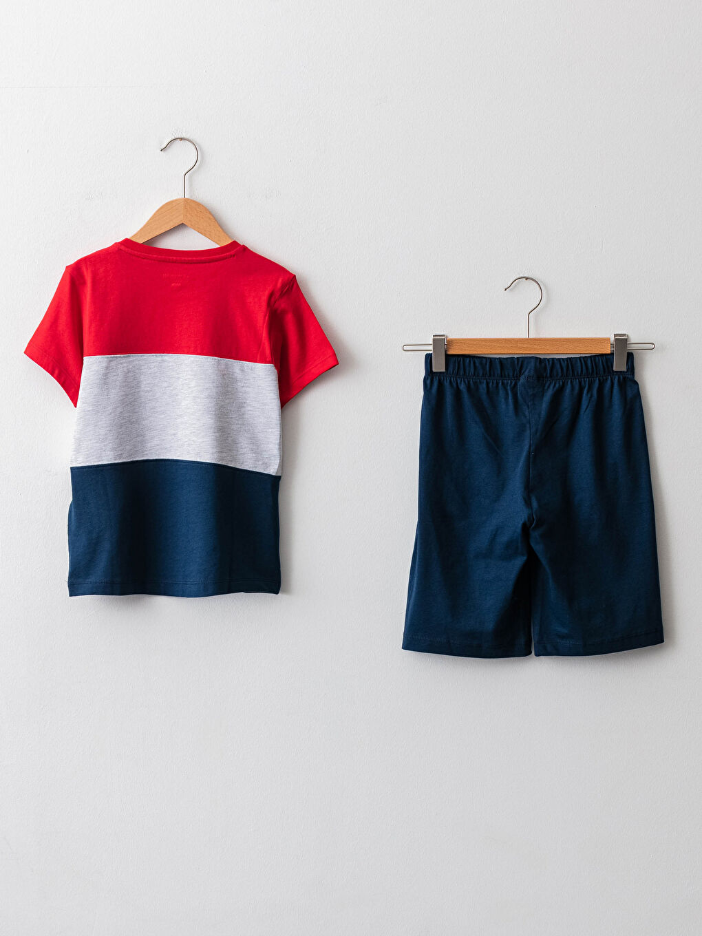 طقم بيجامة للأولاد بياقة دائرية وكم قصير مطبوع-1