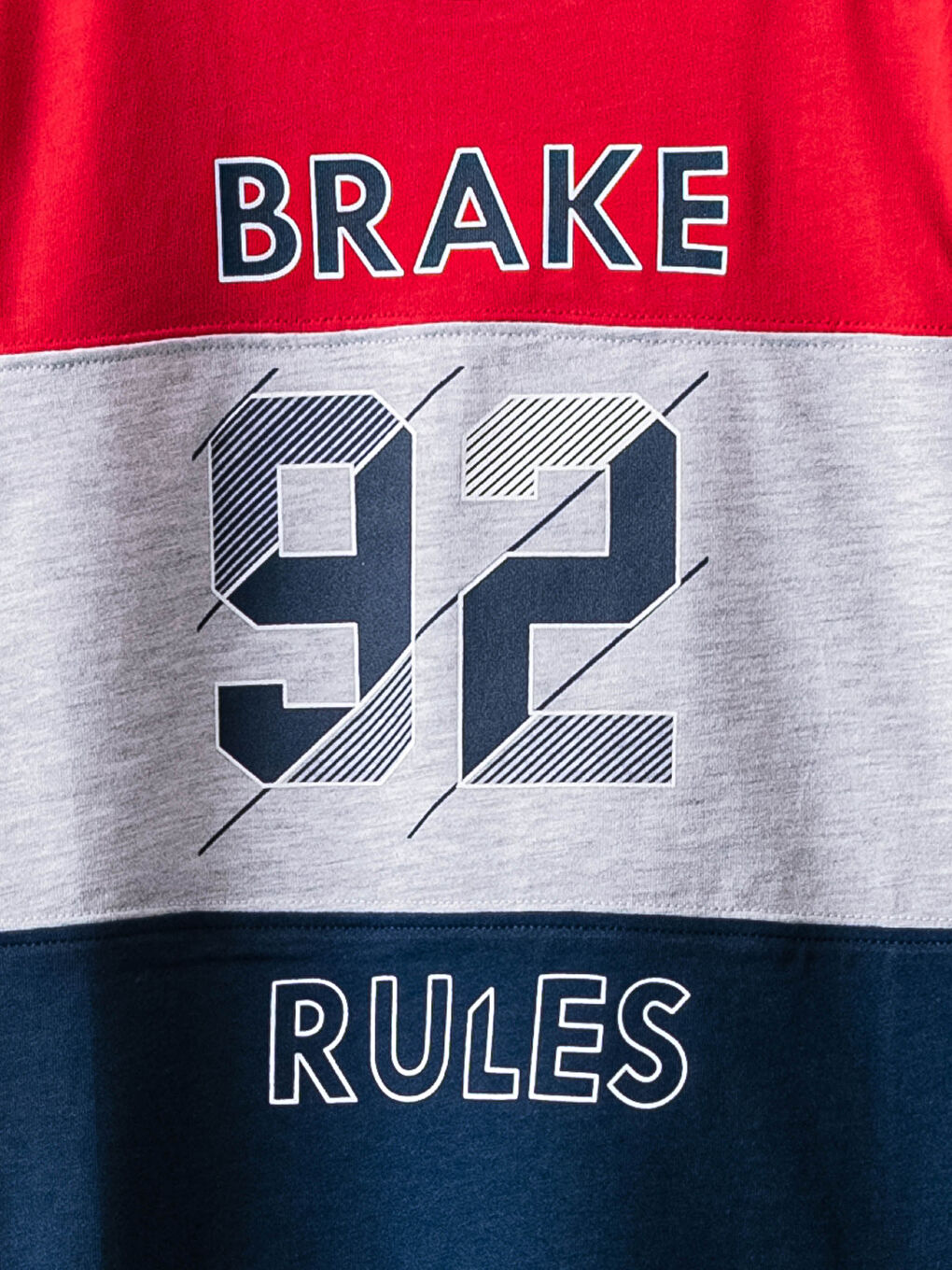 طقم بيجامة للأولاد بياقة دائرية وكم قصير مطبوع-2