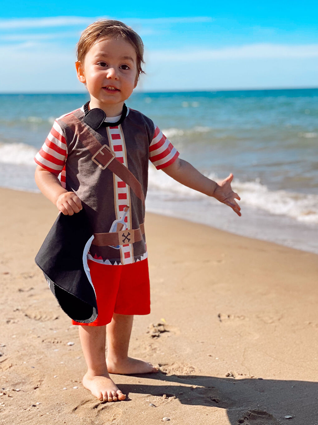 زي قميص بياقة دائرية وكم قصير مطبوع قراصنة للأولاد الرضع-3