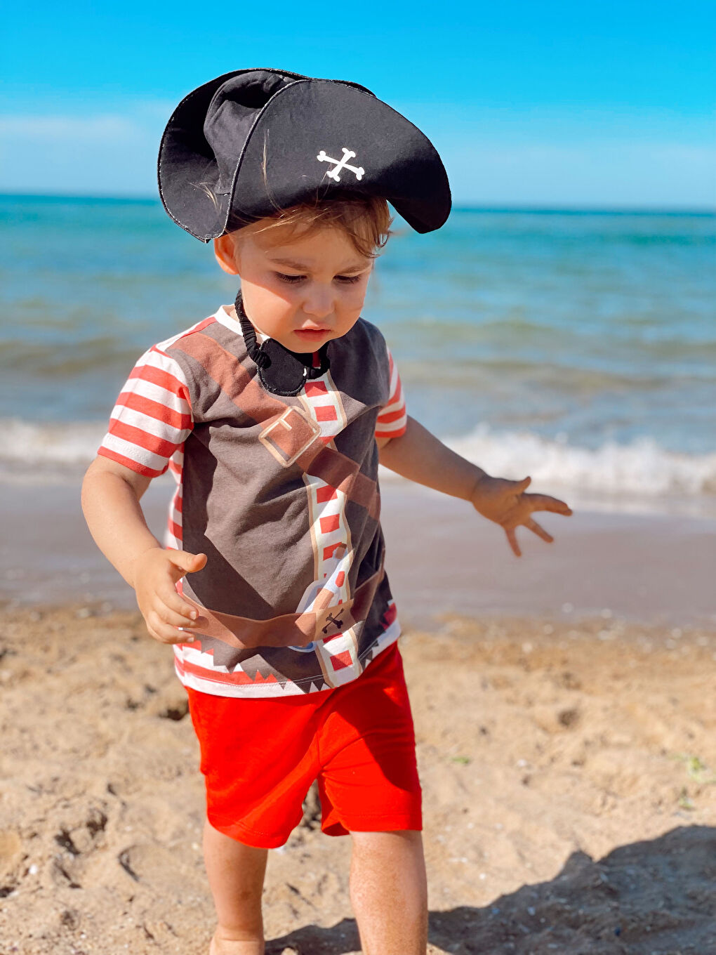 زي قميص بياقة دائرية وكم قصير مطبوع قراصنة للأولاد الرضع-1