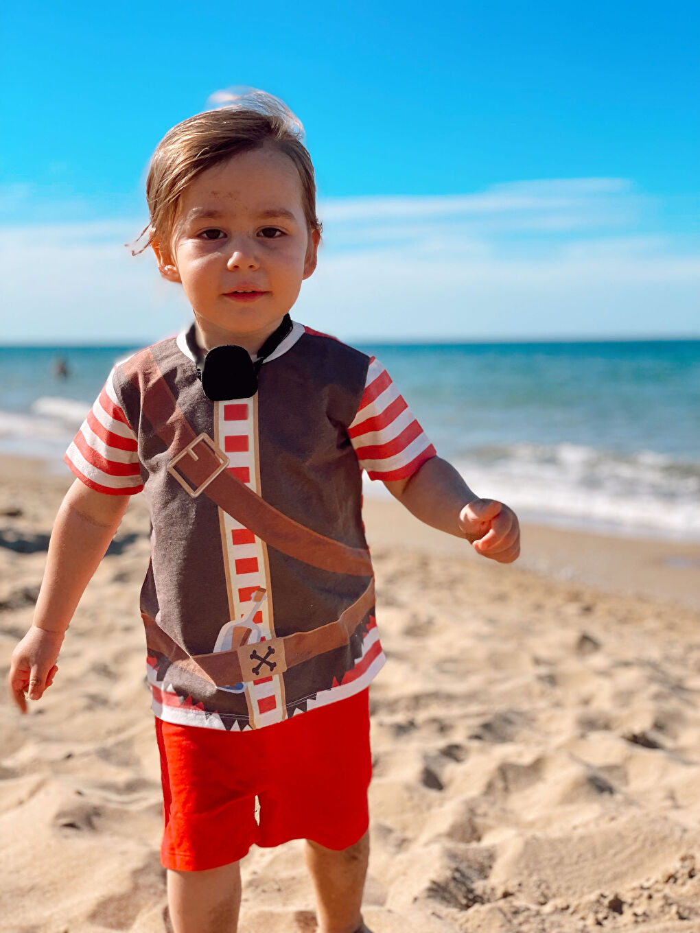 زي قميص بياقة دائرية وكم قصير مطبوع قراصنة للأولاد الرضع-2