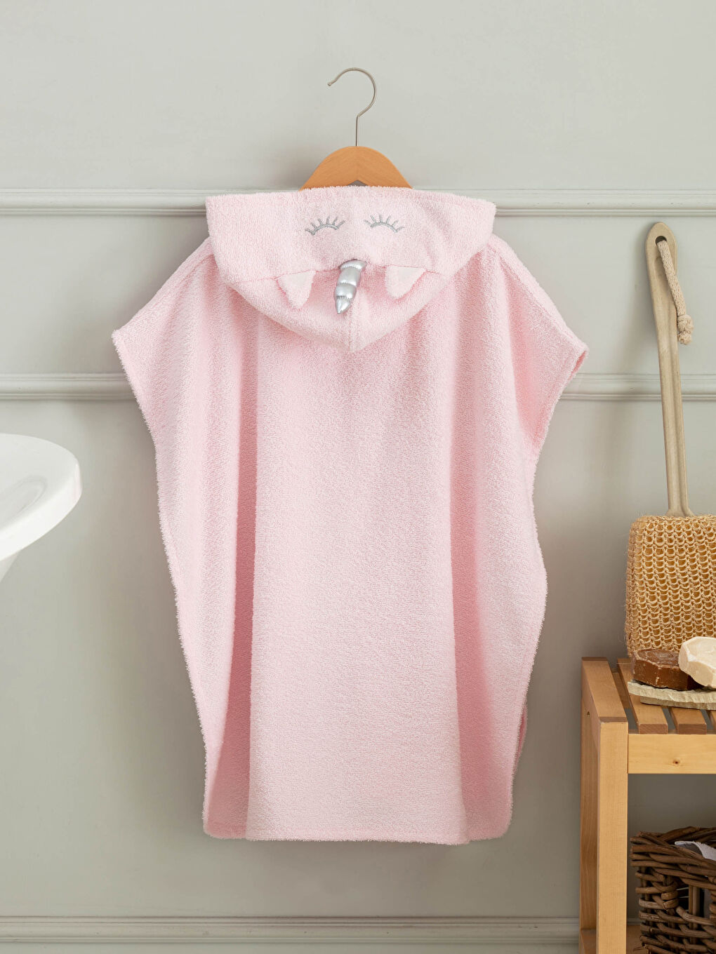 Pembe Nakış Detaylı Kapüşonlu Kız Çocuk Panço-1