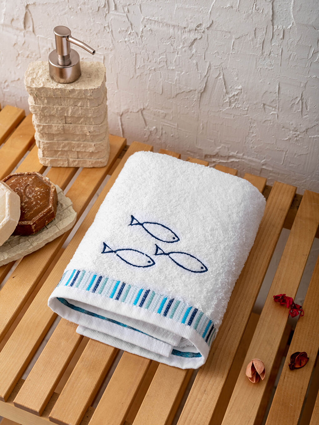 Beyaz Nakış Detaylı Yüz Havlusu 50x80 cm-1