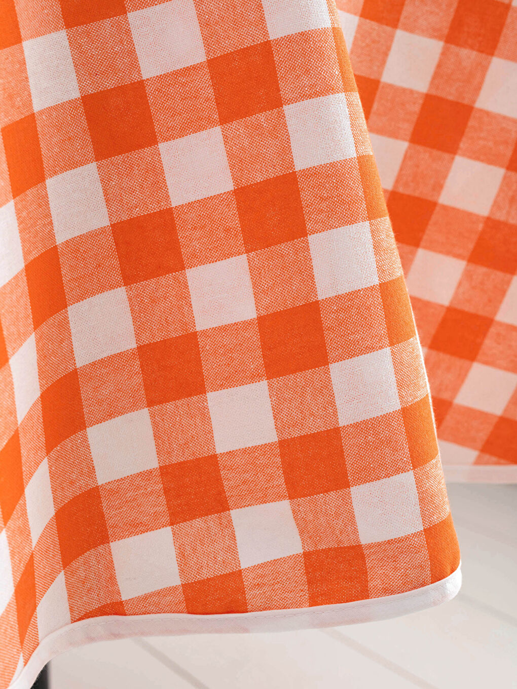 Checkered Round Table Cloth 150x150 Cm-1
