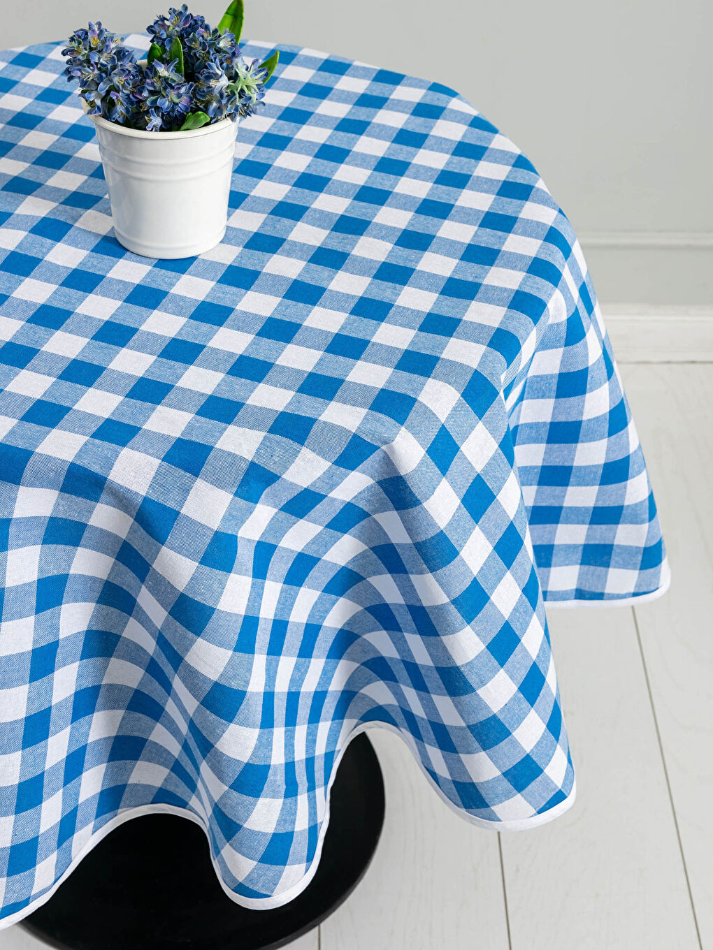 Mavi Ekose Desenli Yuvarlak Masa Örtüsü 150x150 cm