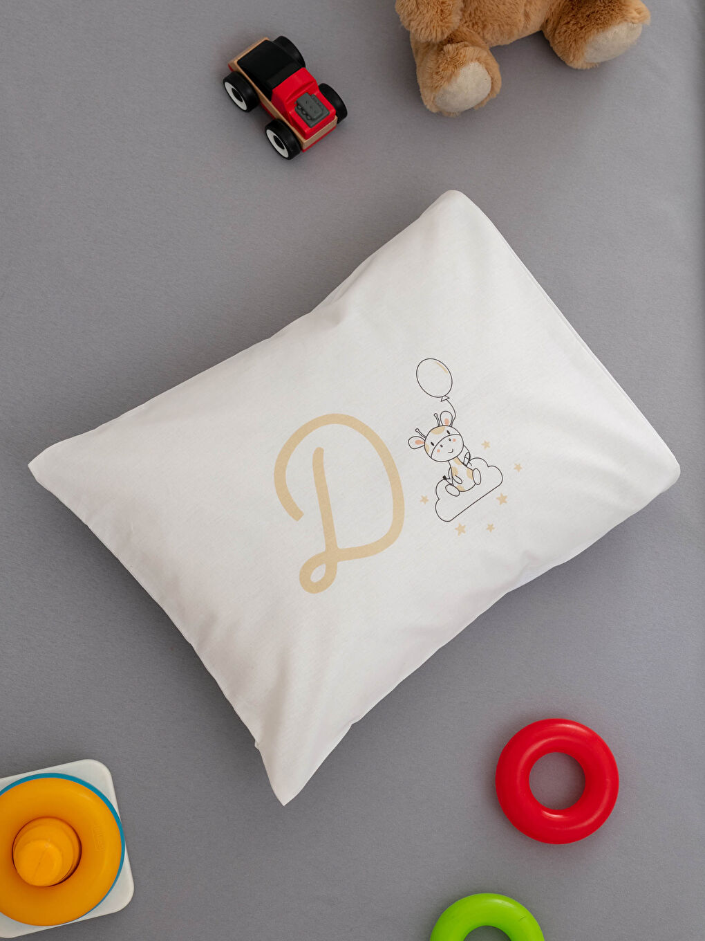 Bej D Harfi Baskılı Bebek Yastık Kılıfı 35x45 cm