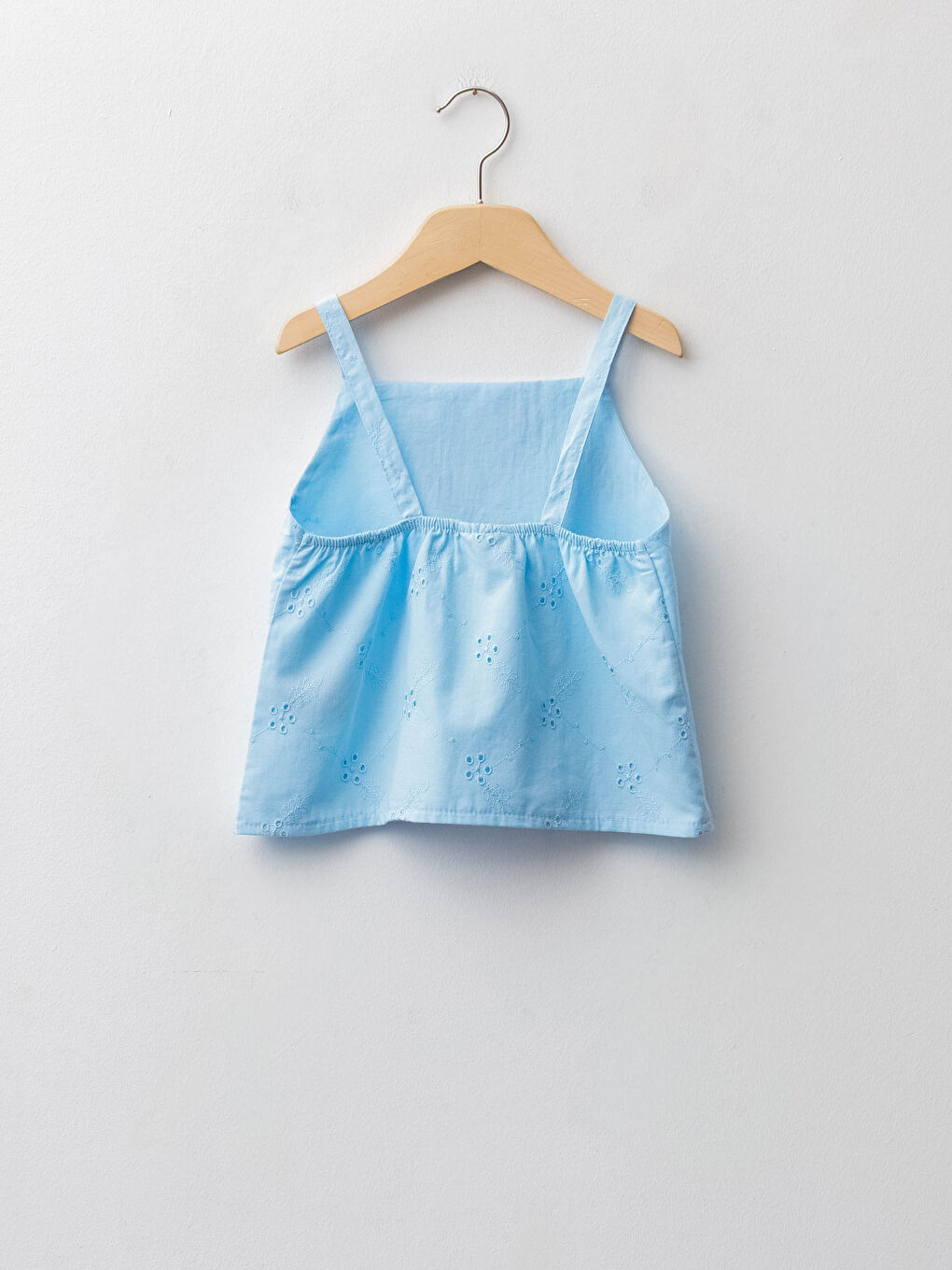 بلوزة بناتي بياقة مربعة بتفاصيل مموجة وبِحَمّالات-1