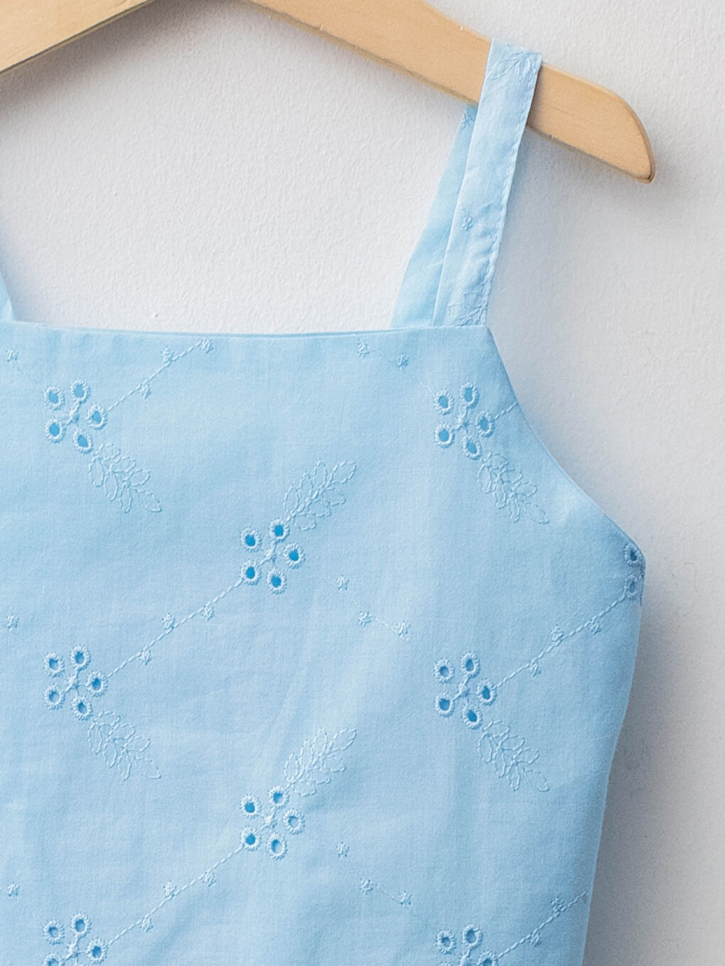 بلوزة بناتي بياقة مربعة بتفاصيل مموجة وبِحَمّالات-2