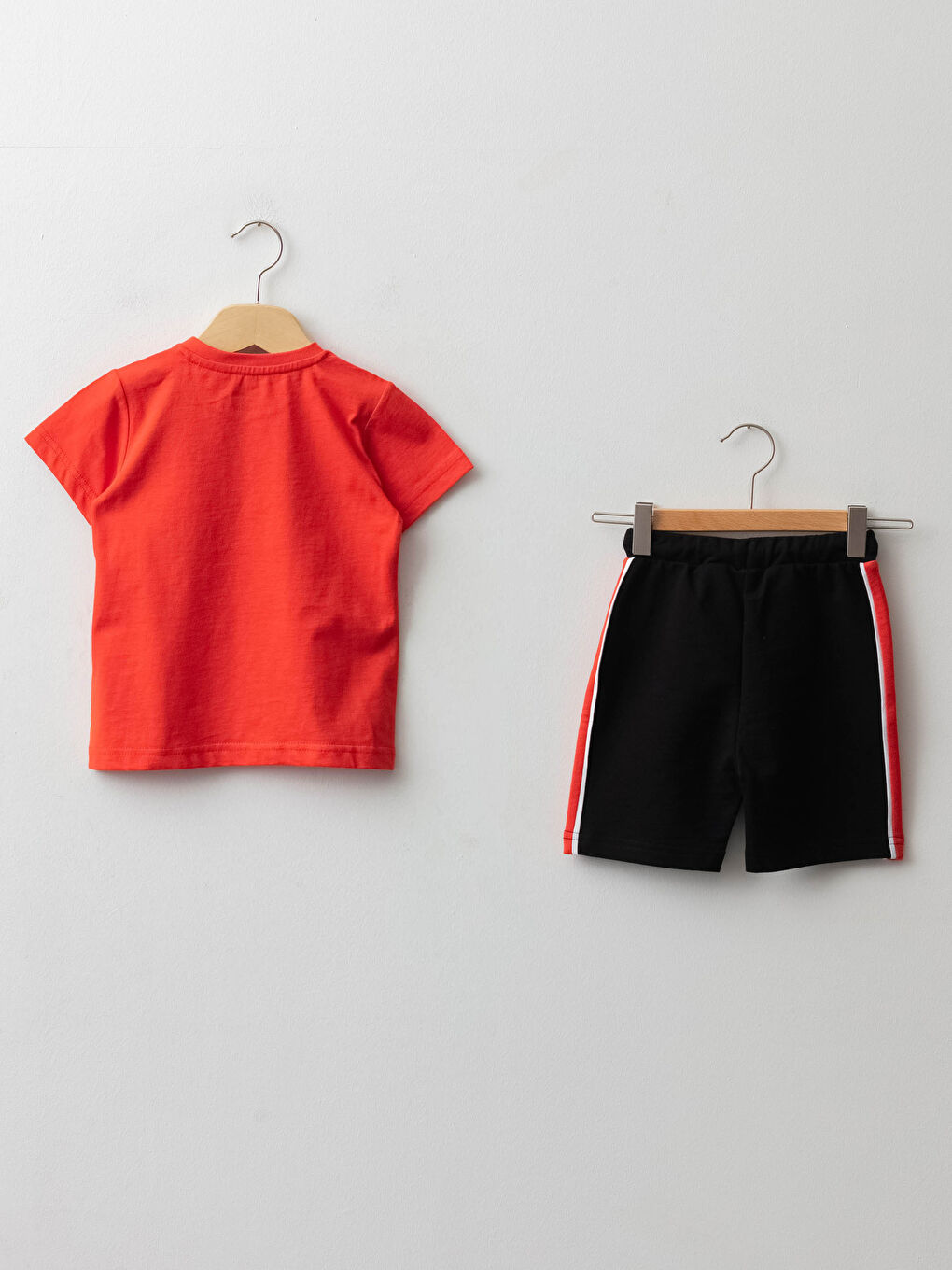 Kırmızı Bisiklet Yaka Kısa Kollu Mickey Mouse Baskılı Erkek Bebek Tişört ve Şort 2'li Takım-1