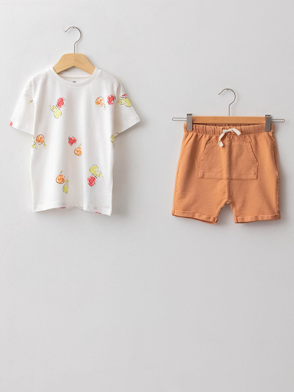 Beyaz Bisiklet Yaka Kısa Kollu Desenli Pamuklu Erkek Bebek Tişört ve Şort 2'li Takım