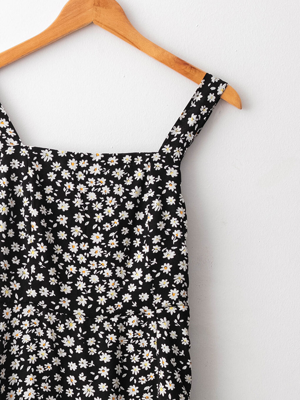 Siyah Kare Yaka Askılı Çiçekli Viskon Kadın Elbise-6