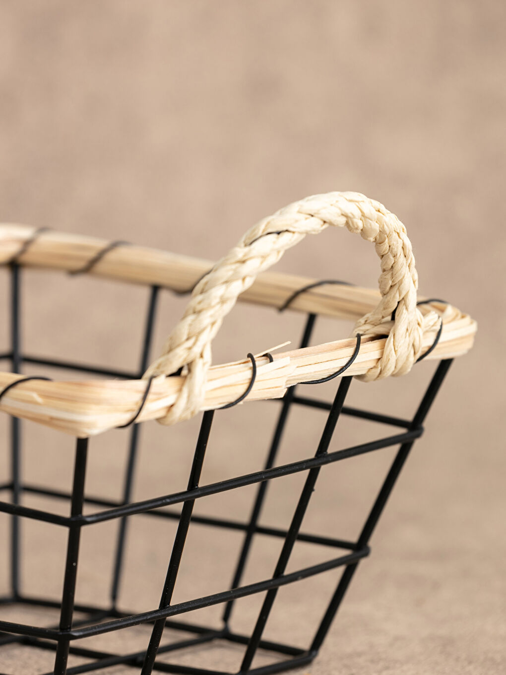 Siyah Hasır Detaylı Metal Sepet 16x11x10 cm-1