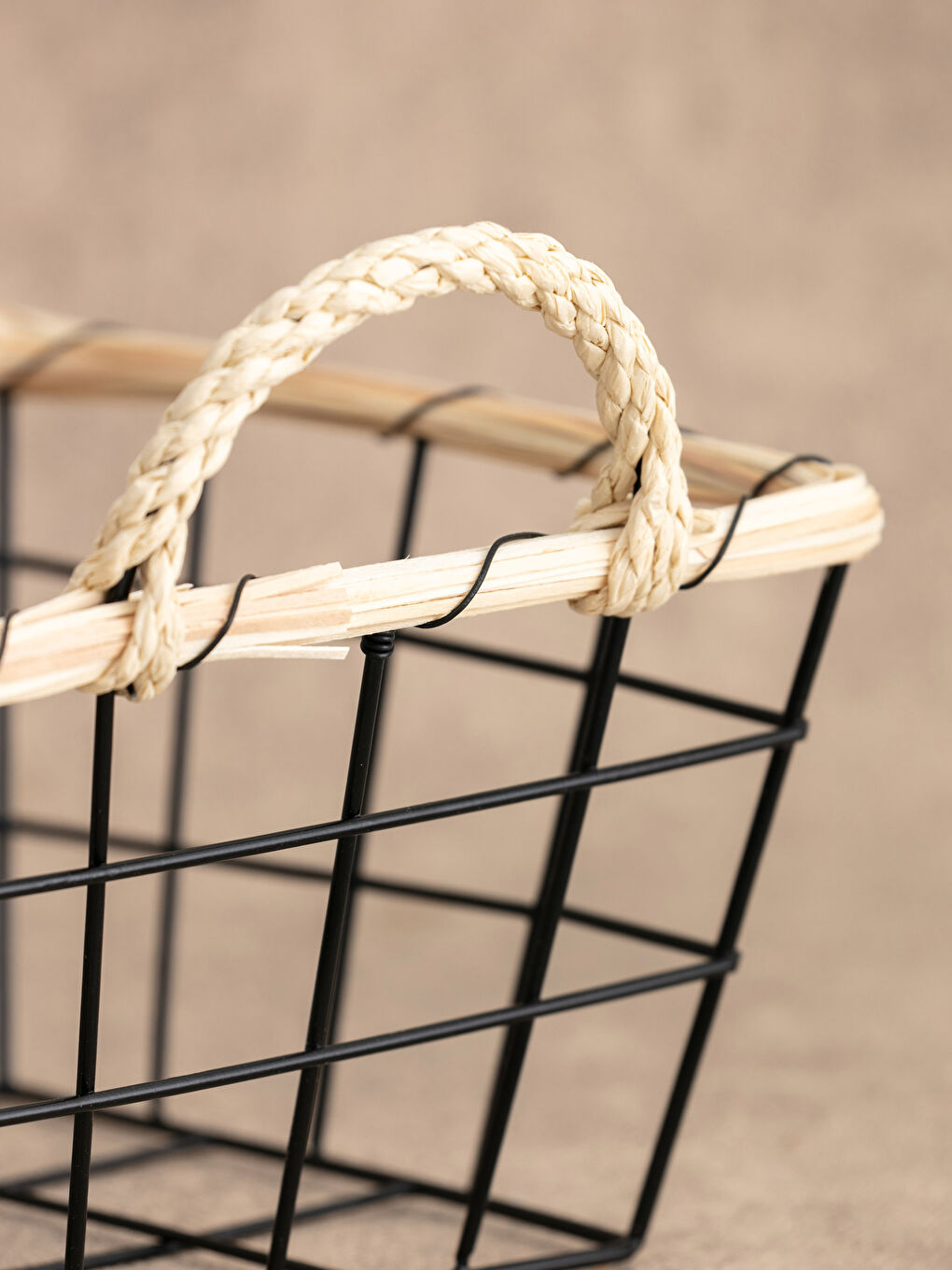 Siyah Hasır Detaylı Metal Sepet 20x15x12 cm-1