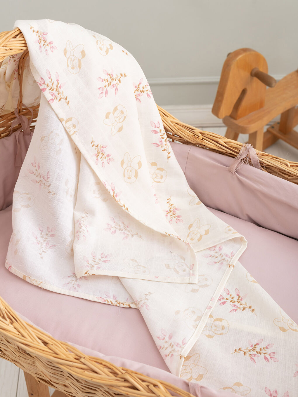 LCW baby Minnie Mouse Printed Baby Girl Muslin Cloth 90x100 Cm -S24641Z1-LT4
