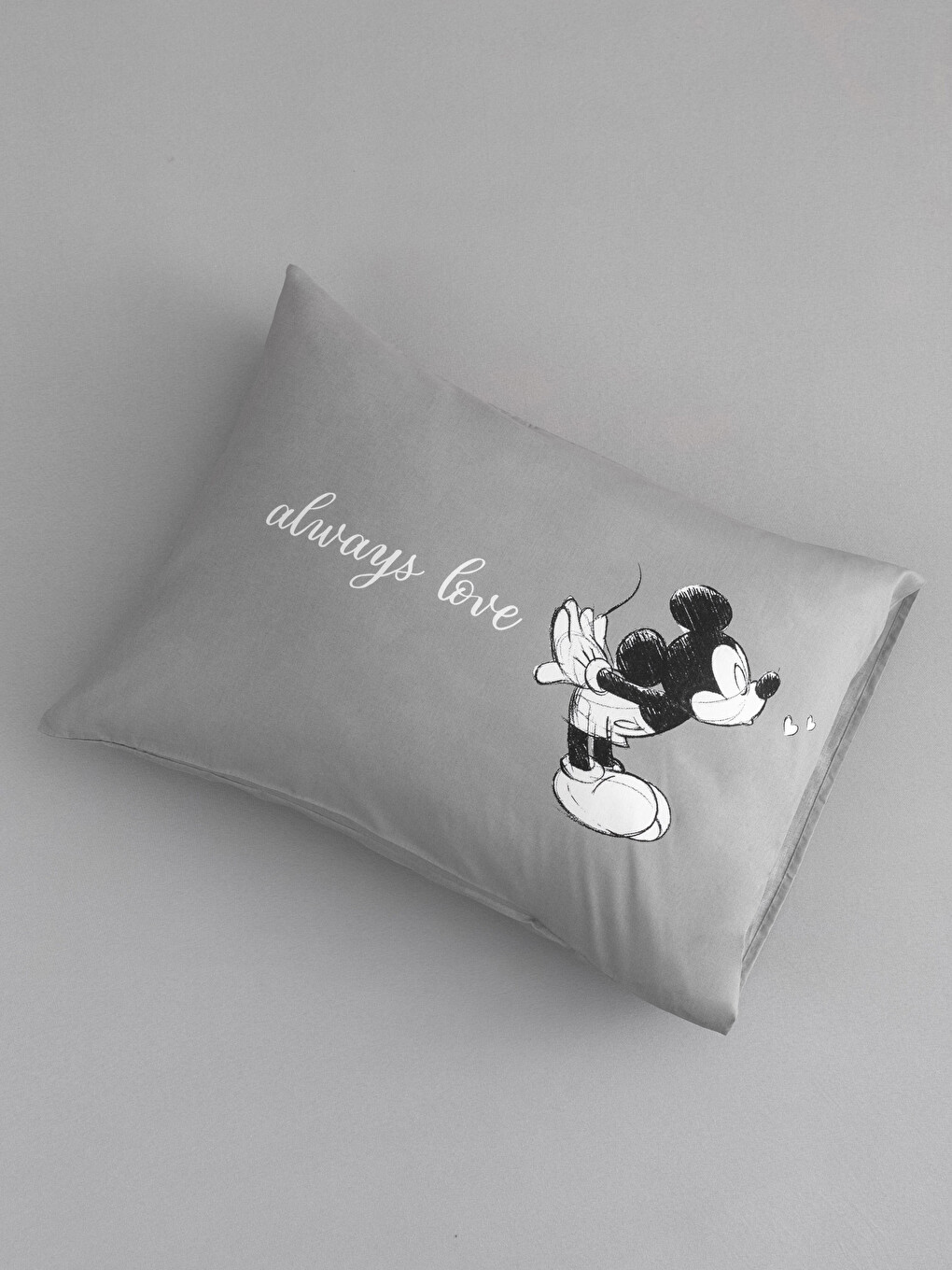 Siyah Mickey Mouse Lisanslı Dokuma Yastık Kılıfı 50x70 cm