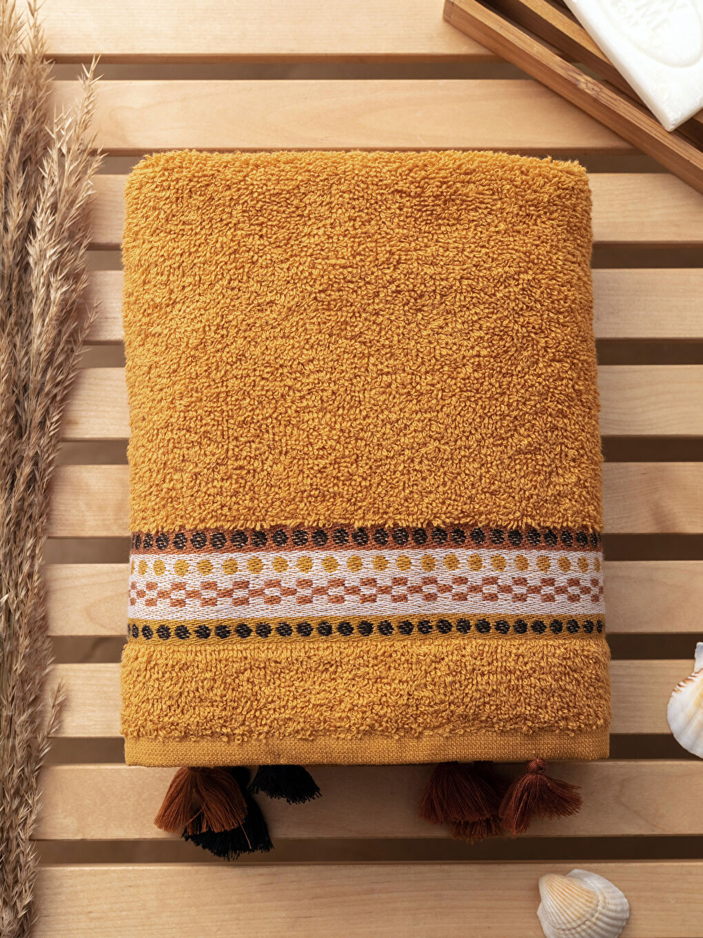 Serviette de Toilette Jacquard Bouclette Détails Pompons 50x80 Cm-1