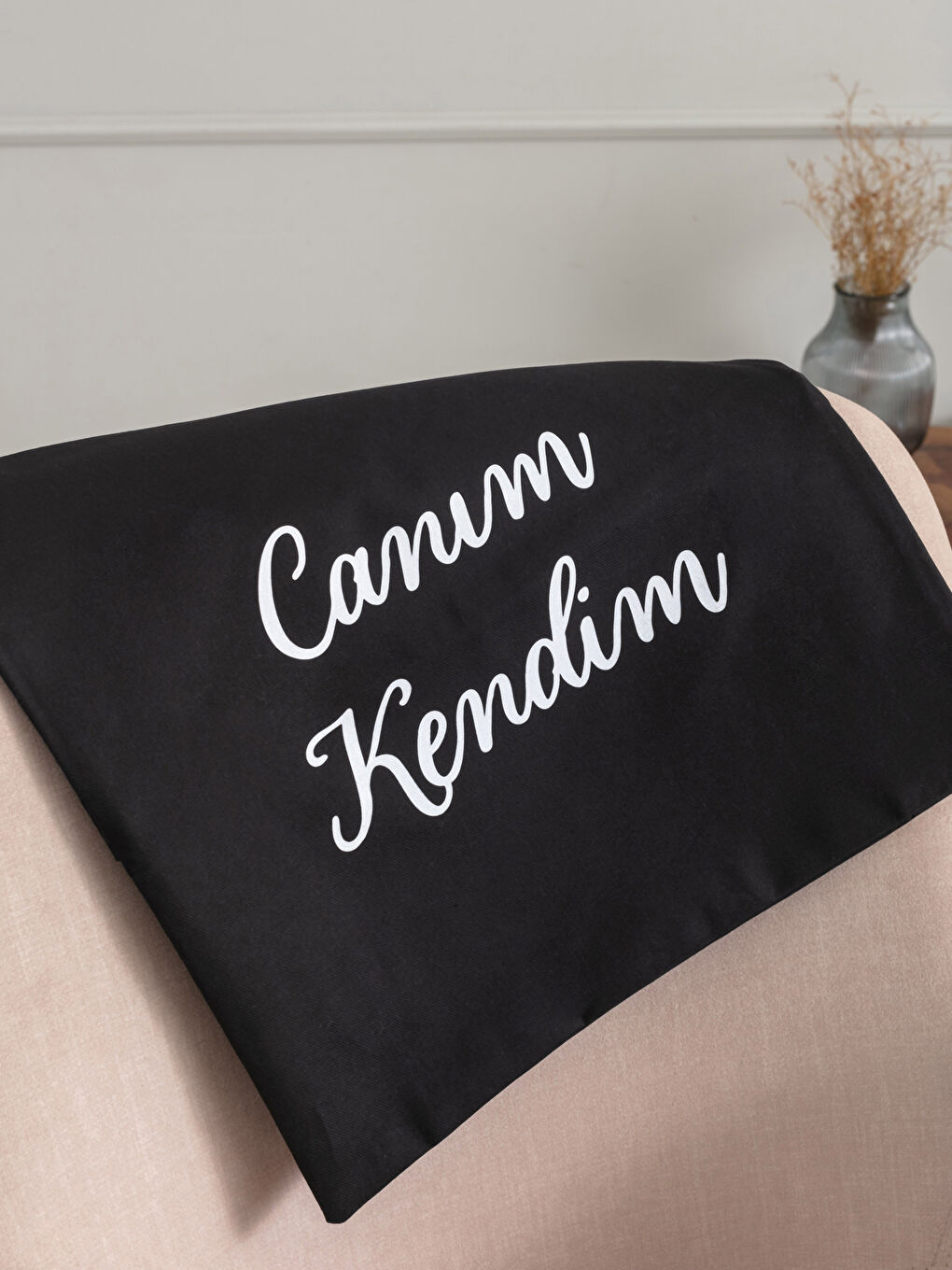 Siyah Yazı Baskılı Gabardin Kırlent Kılıfı 45x45 cm-1