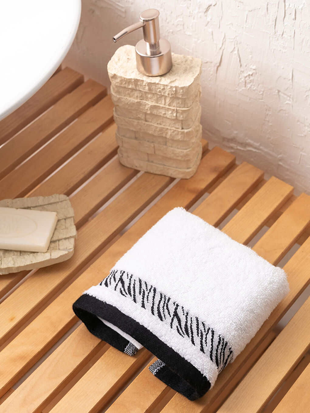 Embroidered Jacquard Curl Hand Towel 30x50 Cm