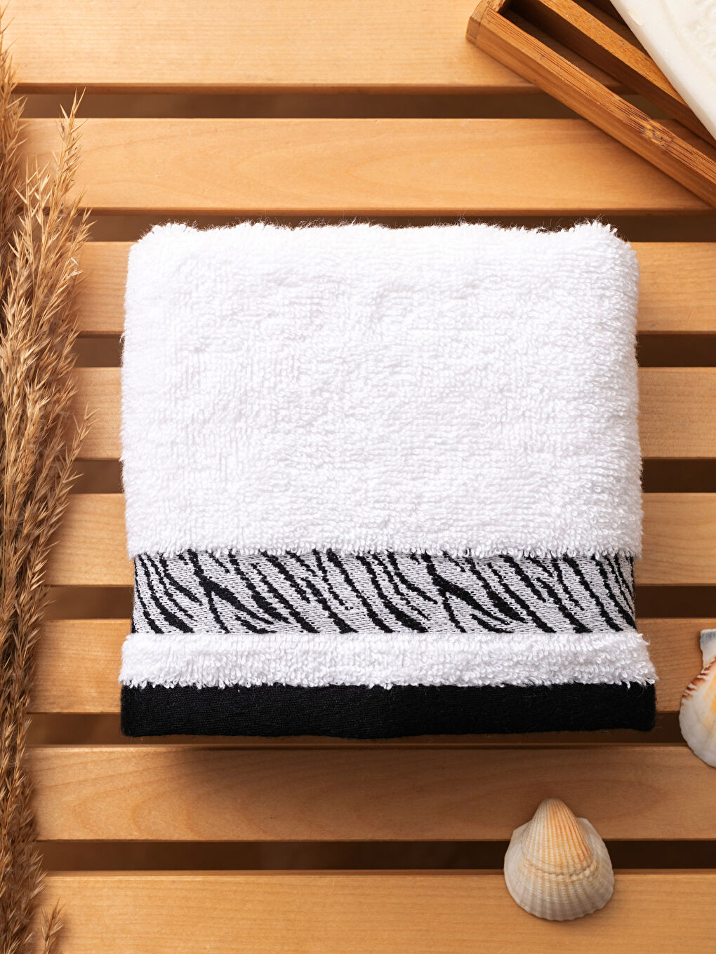 Embroidered Jacquard Curl Hand Towel 30x50 Cm-1