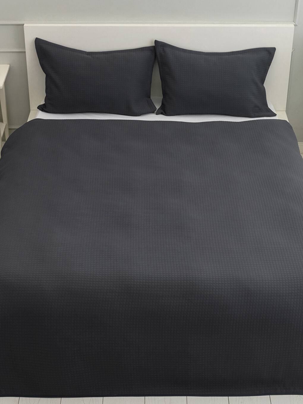 Gri Çift Kişilik Kendinden Desenli Yatak Örtüsü ve Yastık Kılıfı-1