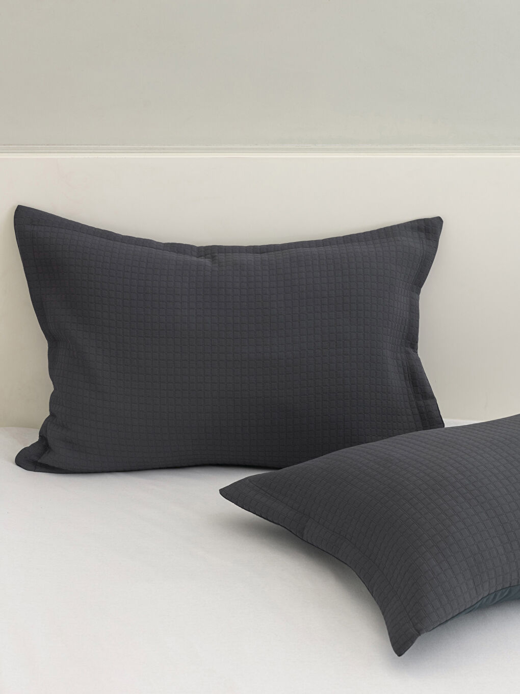 Gri Çift Kişilik Kendinden Desenli Yatak Örtüsü ve Yastık Kılıfı-2