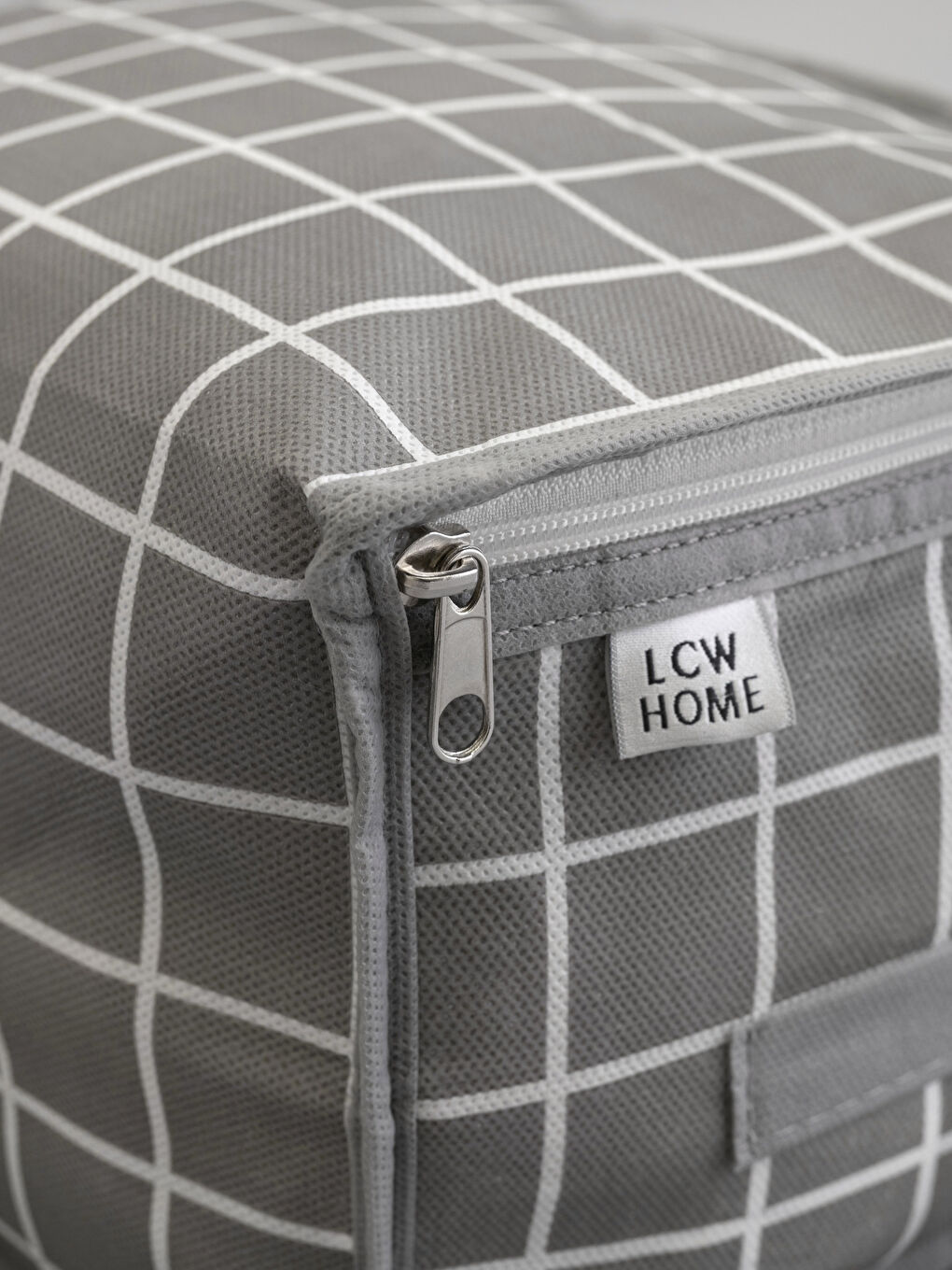 Gri Geometrik Desenli Fermuarlı Kare Hurç 30x22x18 cm-1