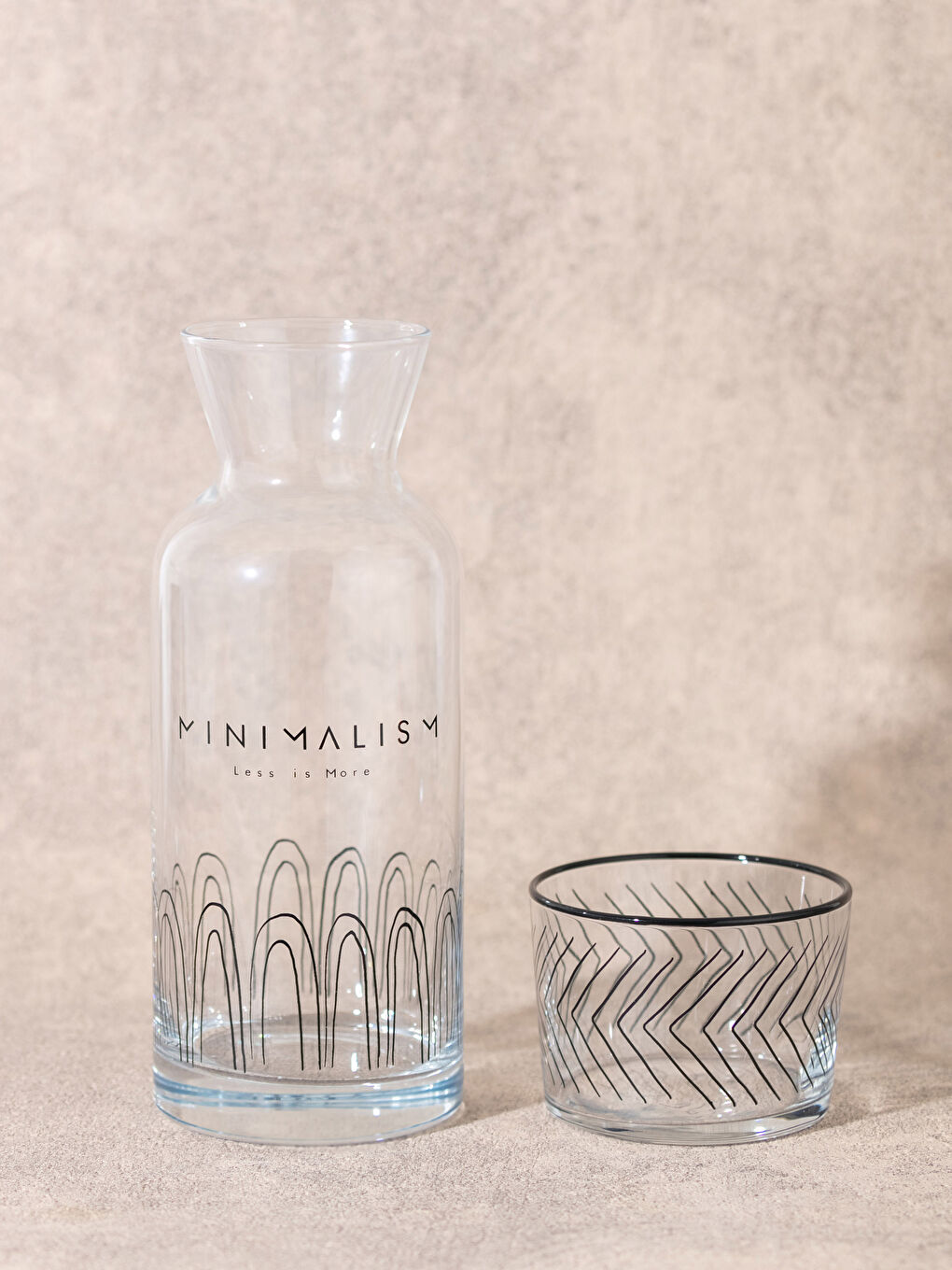 Siyah Baskılı Cam Bardak Kapaklı Sürahi 700 ml