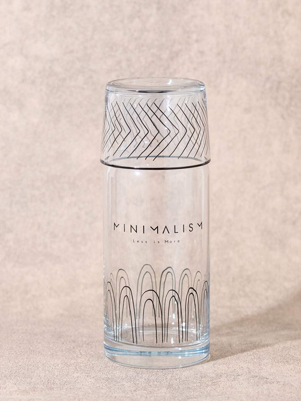 Siyah Baskılı Cam Bardak Kapaklı Sürahi 700 ml-1