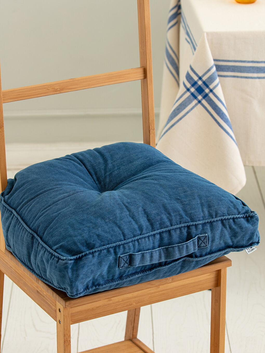 Mavi Düğme Detaylı Minder 45x45 cm