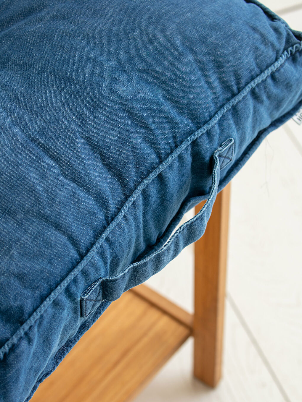 Mavi Düğme Detaylı Minder 45x45 cm-1