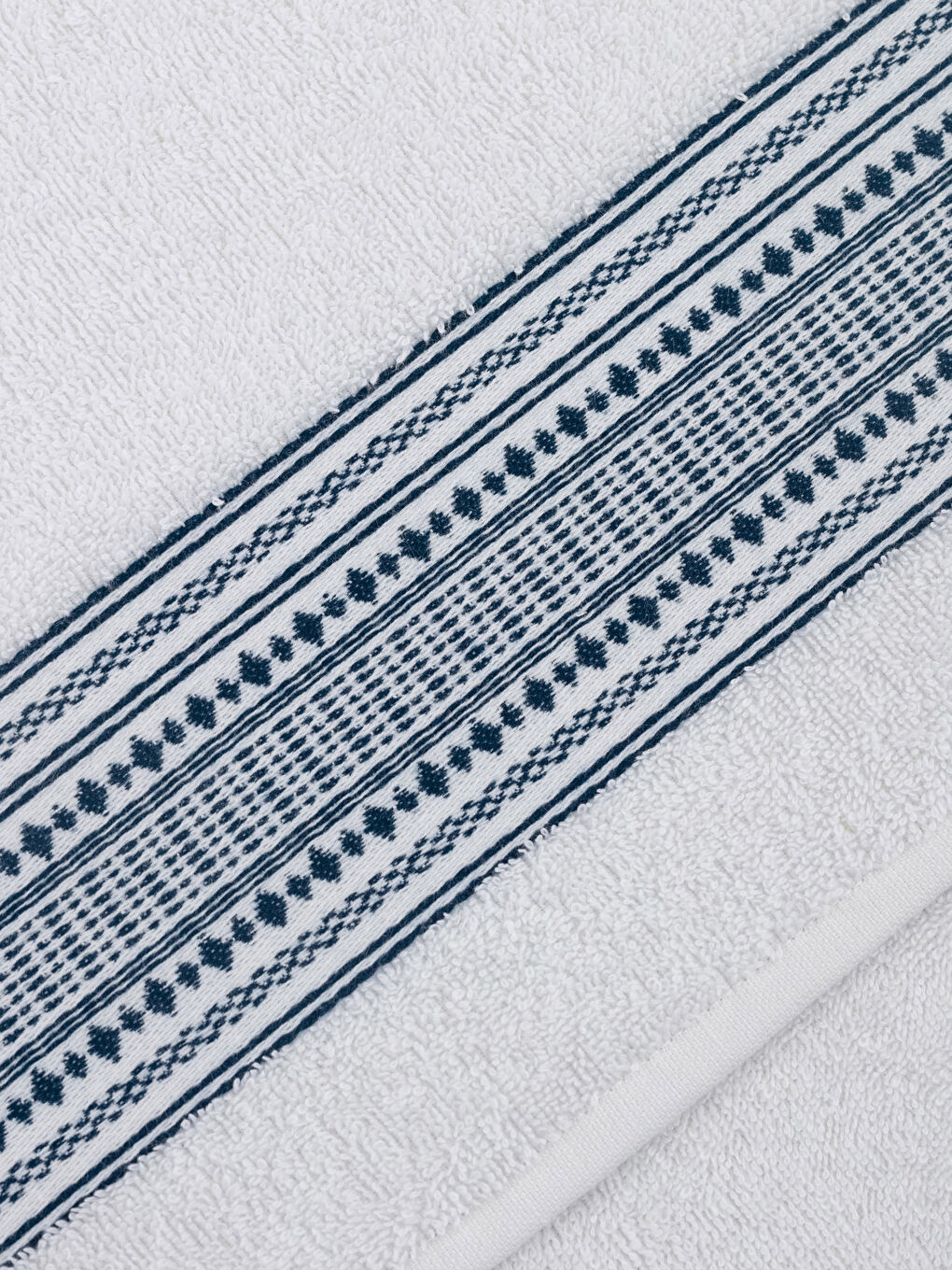 Beyaz Nakışlı Yüz Havlusu 50x80 cm-2