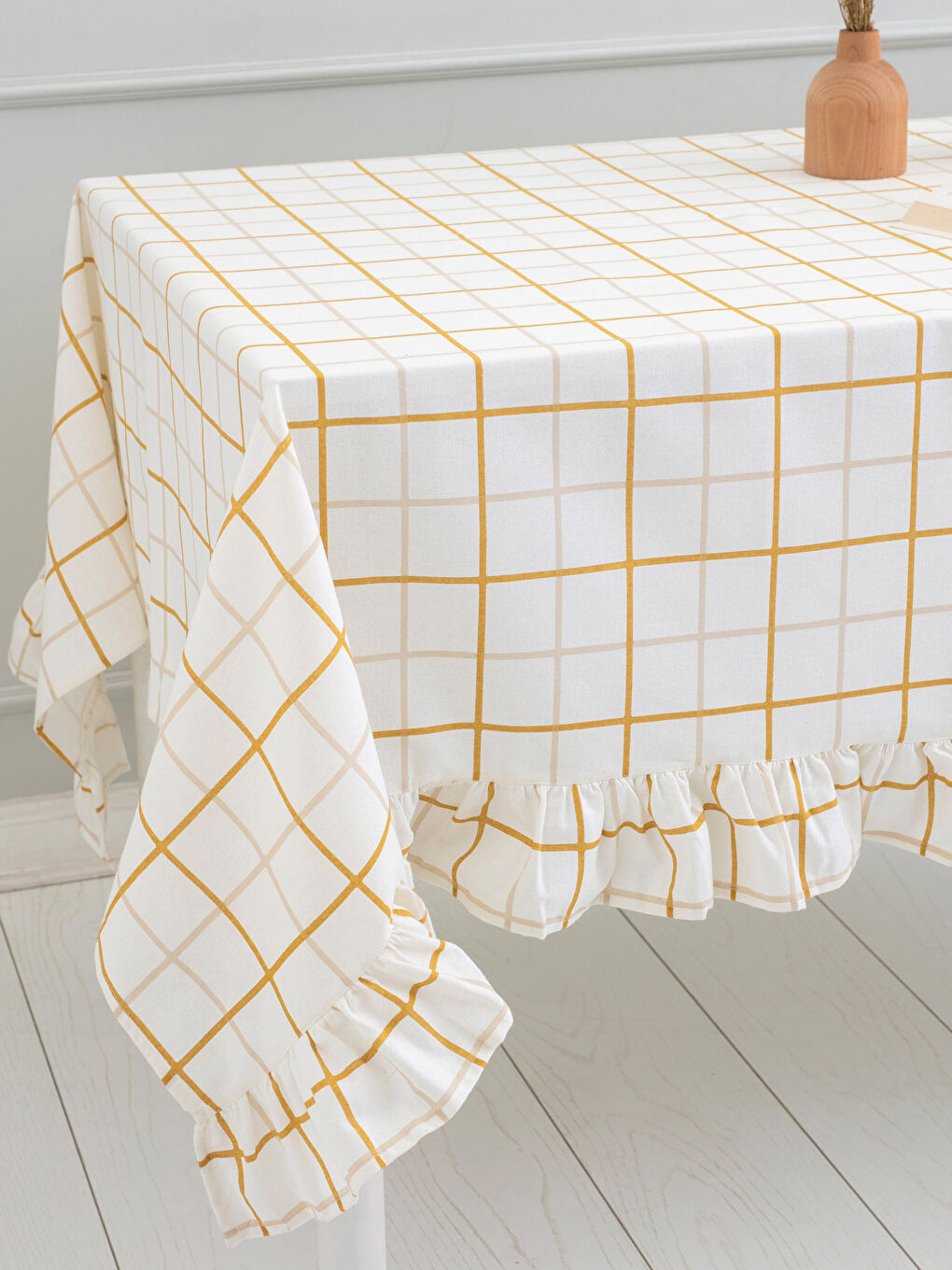 LCW HOME Ekru Ekose Desenli Fırfır Detaylı Masa Örtüsü 150x200 cm