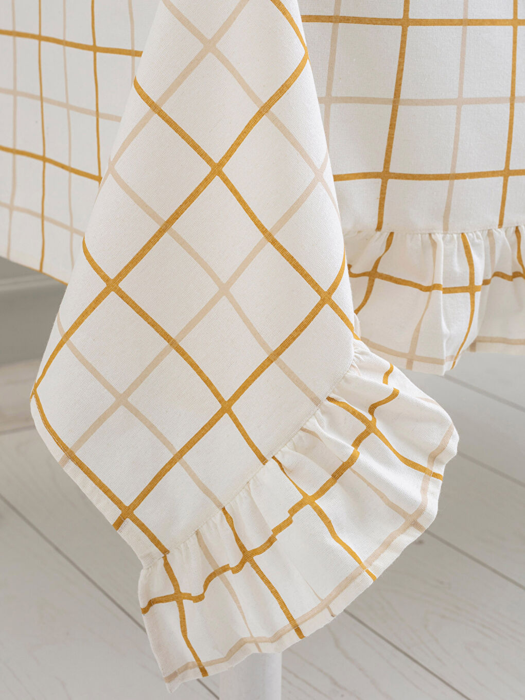 LCW HOME Ekru Ekose Desenli Fırfır Detaylı Masa Örtüsü 150x200 cm - 1