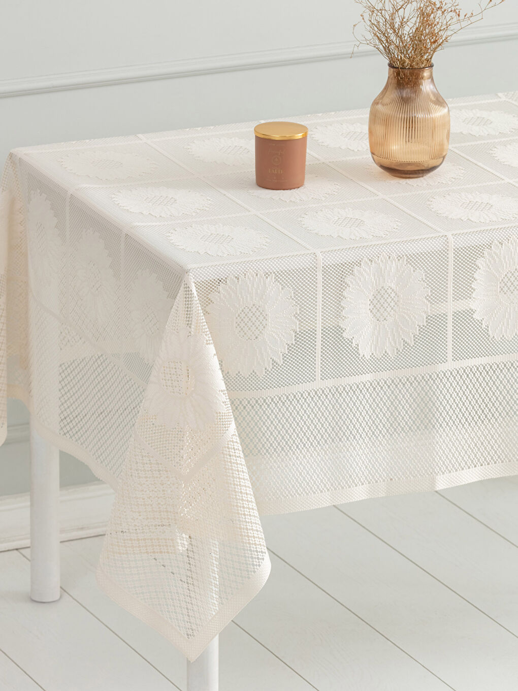 Bej Dantel Detaylı Masa Örtüsü 150x150 cm